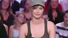 Nghịch ngợm brunette ...