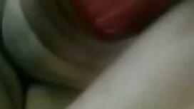 Cô bé nhỏ chơi và ch ...
